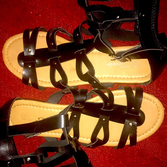 Size 9 FOREVER BLACK GLADIATOR SANDALS - Picture 4 of 8